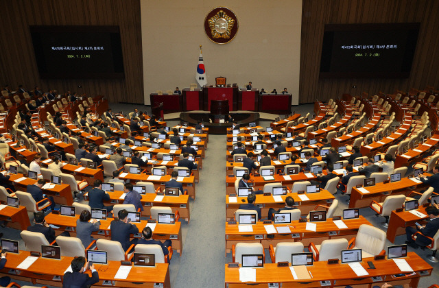 ▲ 2일 오후 국회에서 정치·외교·통일·안보 분야 대정부질문을 위한 본회의 개의가 지연되고 있다. 국민의힘 의원들은 이날 같은 시각 해병대원 특검법 상정에 항의하며 국회의장실 앞에서 항의 농성을 진행했다. 연합뉴스