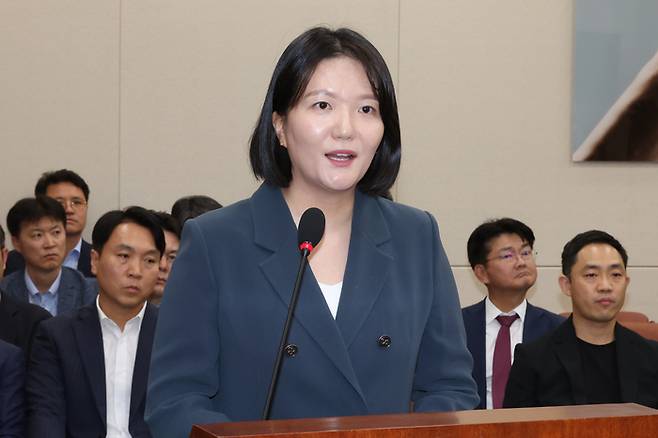 최수연 네이버 대표이사가 2일 오후 서울 여의도 국회 과학기술정보방송통신위원회 전체회의에 참석해 라인사태와 관련한 현안 질의에 답하고 있다.  연합뉴스