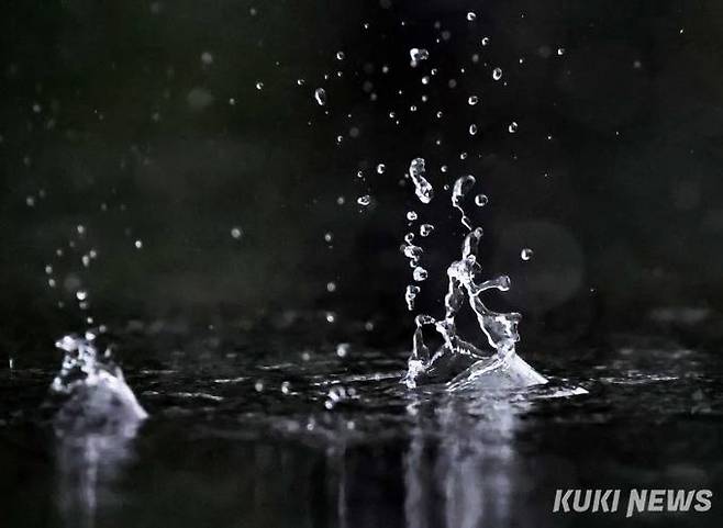 쏟아지는 장맛비가 광화문광장 바닥에 떨어지는 모습을 고속 촬영했다.