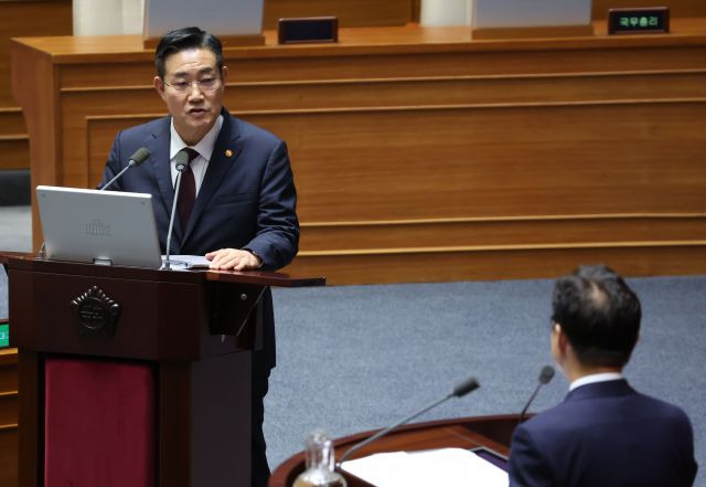 2일 국회에서 열린 본회의 대정부질문에서 신원식 국방장관이 의원 질의에 답하고 있다. 연합뉴스