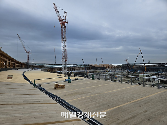 그랜드 링의 지붕 모습. 여기에 2km를 걸을 수 있는 산책로와 노을 감상 장소가 설치된다. [오사카 이승훈 특파원]