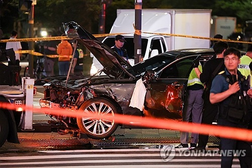 지난 1일 저녁 서울 시청역 인근 교차로에서 차량이 인도로 돌진해 보행자들을 덮치는 사고가 났다. [사진출처=연합뉴스]