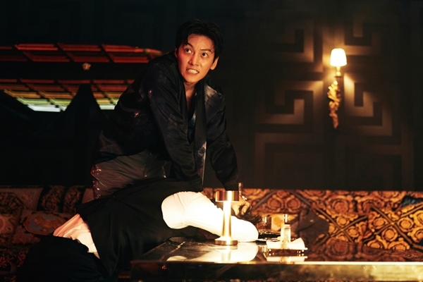 型破りな変身を披露した俳優チ・チャンウクのスチール写真が公開された。/写真=「リボルバー」スチル