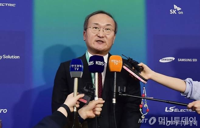 배터리 산업의 모든것 'InterBattery 2024'가 6일 서울 강남구 삼성동 코엑스에서 개최된 가운데 이석희 SK온 대표이사 사장이 취재진 질문에 답하고 있다. /사진=임한별(머니S)