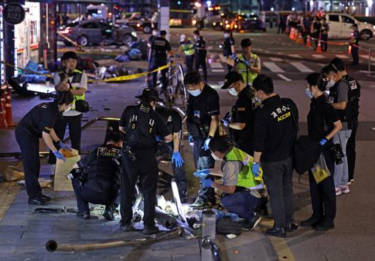 2일 오전 서울 중구 서울시청 인근 교차로 대형 교통사고 현장에서 과학수사대가 현장조사를 하고 있다. 뉴시스