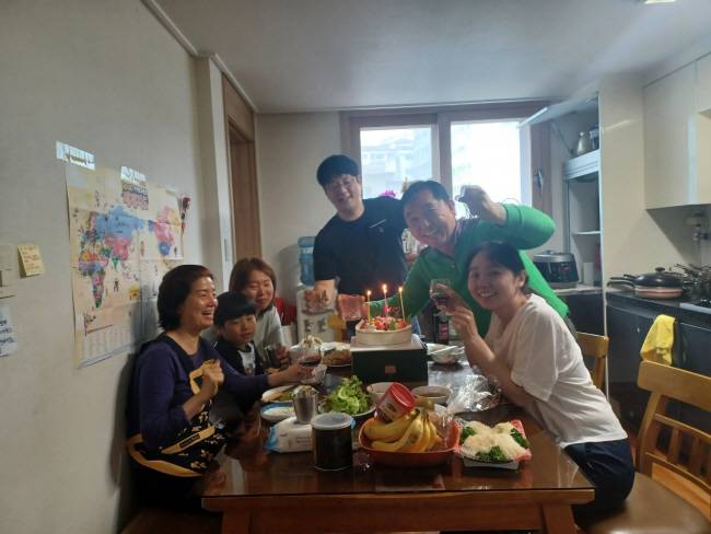 올해 아내 생일에 우리 가족이 모여 축하 파티를 하는 모습.