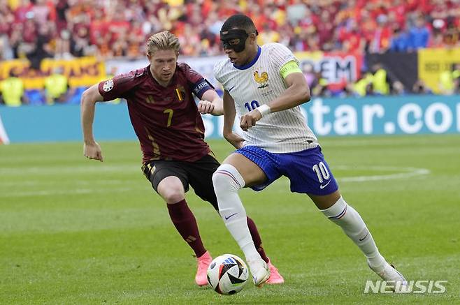 [뒤셀도르프=AP/뉴시스] 프랑스 축구 국가대표 킬리안 음바페(오른쪽)와 벨기에 케빈 더 브라위너. 2024. 7. 1.