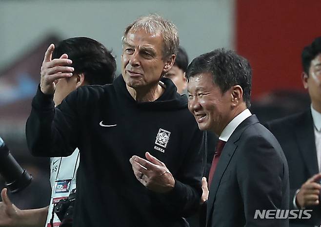 [서울=뉴시스] 김명년 기자 = 지난해 10월 13일 서울 마포구 서울월드컵경기장에서 열린 하나은행 초청 축구 국가대표 평가전 대한민국과 튀니지의 경기에서 클린스만 감독과 대화하고 있는 정몽규 회장. 2024.02.19. kmn@newsis.com