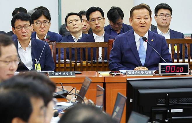 이상민 행정안전부 장관이 2일 오전 국회에서 열린 행정안전위원회 전체회의에서 의원 질의에 답하고 있다. 연합뉴스