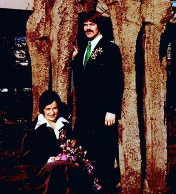 1975년 결혼식 당일 아내 엘스(왼쪽)와 남편 얀(오른쪽)