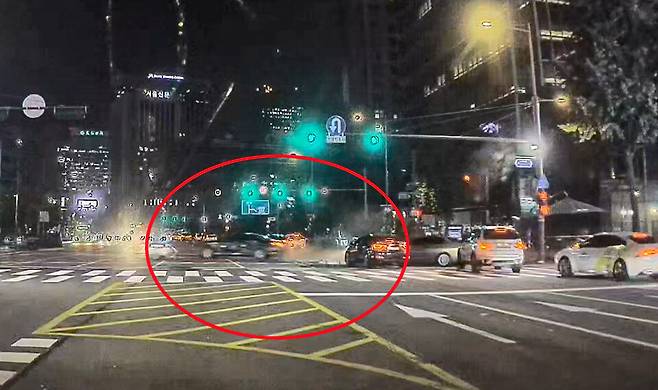 7월1일 밤 대형 교통사고가 발생한 서울 시청역 인근 교차로에서 대기 중이던 차량 블랙박스에 기록된 사고 당시 상황. 역주행 한 차량이 인도 쪽을 그대로 덮치면서 9명이 숨지고 4명이 부상을 입었다. ⓒ 연합뉴스