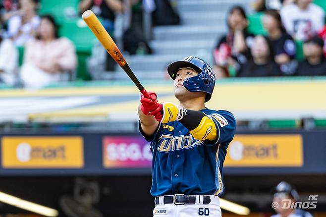 NC 박한결이 지난달 23일 인천 SSG전 2점 홈런을 치고 타구를 바라보고 있다. NC 다이노스 제공