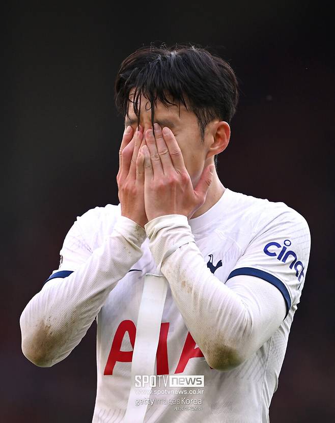 ▲ 손흥민은 영국 런던에서 진행했던 패션매거진 '바자르'와 인터뷰에서 '은퇴한다면 축구에 관한 일은 안 할 것'이라는 과거 발언이 여전히 유효한지 질문에 "그렇다"라면서 "이 마음은 평생 변하지 않을 것이다. 저와의 약속이고 이미 결정을 내린 부분이다. 축구를 사랑하고 좋아하지만 다른 사람을 가르칠 능력은 없다. 내가 직접 공을 차는 순간을 사랑한다. 은퇴를 한다면 그저 한 명의 축구 팬으로서 축구와 가깝게 지내게 될 것"이라고 말했다. '야후'도 "'축구를 너무 사랑하지만 다른 사람을 가르칠 능력이 없다'라고 설명했다"며 관련 발언을 집중조명했다