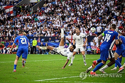 영국 공영방송 BBC는 1일 UEFA가 잉글랜드 축구대표팀 미드필더 주드 벨링엄이 유로 2024 16강 슬로바키아전에서 동점골을 터트린 후 보인 제스처를 조사 중이라고 보도했다. 벨링엄은 슬로바키아전 때 경기 막판에 환상적인 시저스 킥으로 동점골을 터트리면서 역전승의 발판을 마련했다. 다만 골을 넣은 후 사타구니를 잡은 모습을 포착돼 외설적인 행동을 했다는 의심을 받으면서 행동 기본 규칙 위반 여부에 관해 UEFA로부터 조사를 받고 있는 것으로 알려졌다. 연합뉴스