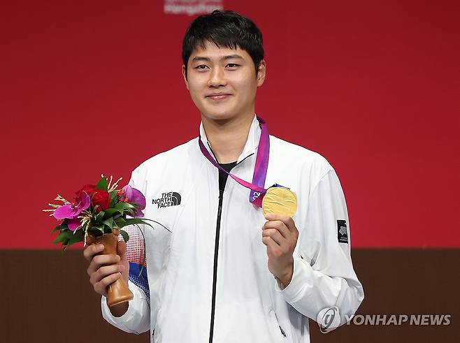 AG 사브르 정상 오른 오상욱 (항저우=연합뉴스) 이지은 기자 = 2022 항저우 아시안게임 펜싱 남자 사브르 개인전에서 금메달을 차지한 오상욱이 25일 중국 항저우 전자대학 체육관에서 열린 메달 시상식에서 금메달을 들어 보이고 있다. 2023.9.25 jieunlee@yna.co.kr