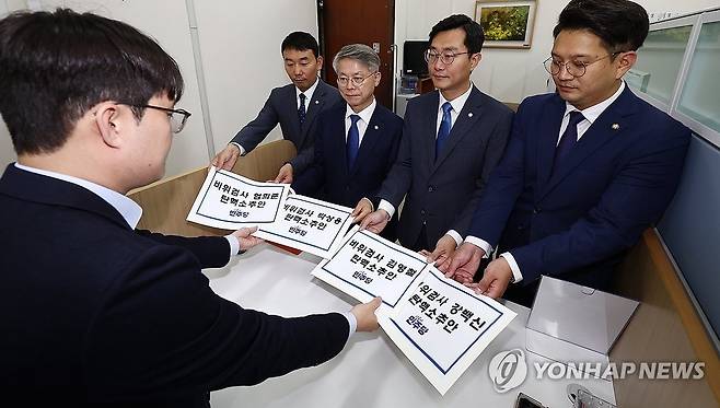 민주당, 비위검사 탄핵소추안 제출 (서울=연합뉴스) 김주성 기자 = 더불어민주당 김용민(왼쪽부터), 민형배, 장경태, 전용기 의원이 2일 오후 서울 여의도 국회 의안과에서 '비위 의혹' 검사 4명에 대한 탄핵소추안을 제출하고 있다. 2024.7.2 [공동취재] utzzq@yna.co.kr