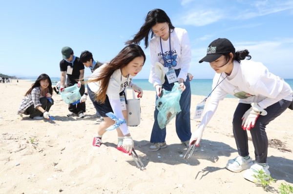 LG생활건강은 지난달 29일 강원 강릉시 주문진 해변에서 청년 기후환경활동가 육성 프로그램'그린밸류 YOUTH' 참가자들을 비롯한 관계자 130여 명과 함께 해변 정화 봉사활동인 '비치코밍(Beach combing)' 캠페인을 벌였다.&nbsp;ⓒLG생활건강