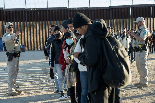 미국 국경 순찰대원이 지난해 12월 6일(현지시간) 멕시코 접경지역인 캘리포니아주 자쿰바에서 불법 입국한 이민자들을 단속하고 있다.(사진=AFP)