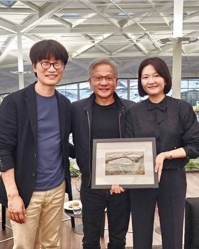 네이버 이해진 GIO(왼쪽)와 최수연 대표(오른쪽)가 지난달 25일 엔비디아 본사에서 젠슨 황 엔비디아 CEO(가운데)를 만났다. (사진=네이버)
