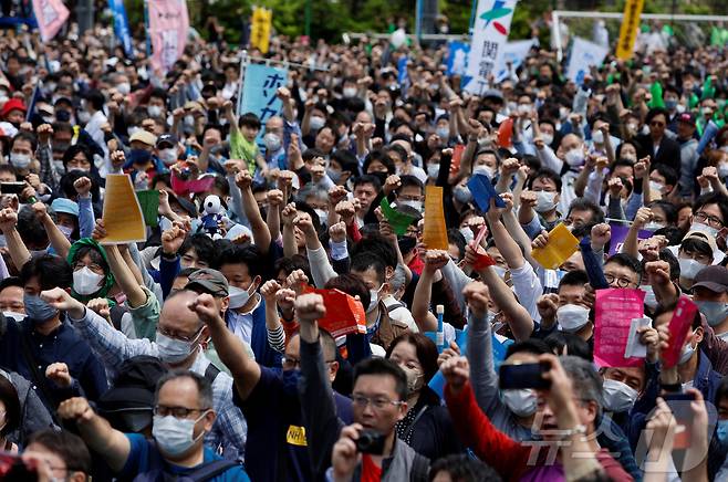 노동절을 앞둔 지난해 4월 29일 일본 최대 노조연합인 렌고(連合) 조합원들이 도쿄에서 임금 인상을 요구하는 장외 집회를 연 모습<자료사진>. 2023.04.29. ⓒ 로이터=뉴스1 ⓒ News1 김성식 기자