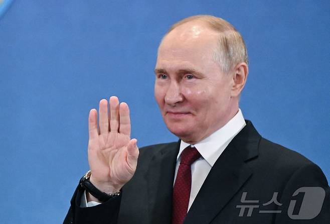 카자흐스탄 수도 아스타나에서 3일 열린 상하이협력기구(SCO) 정상회의에 블라디미르 푸틴 러시아 대통령이 참석해 인사하고 있다. 2024.7.3 ⓒ AFP=뉴스1 ⓒ News1 강민경 기자