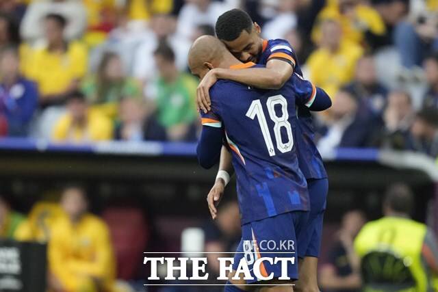 네덜란드의 3-0 완승을 끌어낸 주역 각포와 말런(18번)./뮌헨=AP.뉴시스