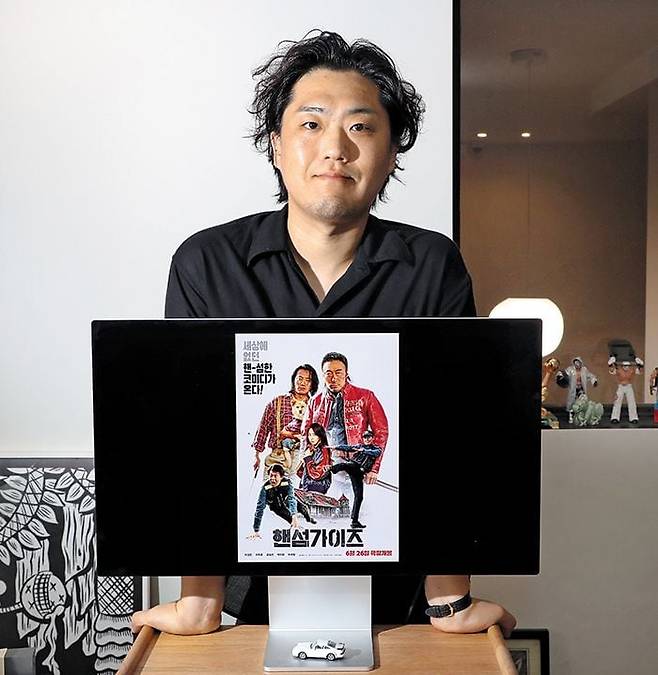 서울 마포구 스튜디오에서 만난 안대호 디자이너는 “최근작 ‘핸섬가이즈’(컴퓨터 화면 포스터)는 영화 색깔과 제 아이디어가 잘 어우러져 만족도가 높다”고 했다. /전기병 기자