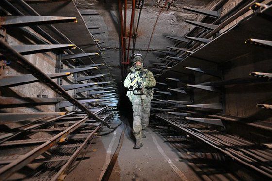지난 2022년 6월 러시아 군이 우크라이나 남부 항구 도시 마리우폴의 아조프스탈 제철소에서 지하 터널을 점검하고 있다. /AFP연합뉴스