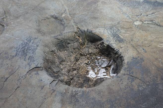 지난달 30일 전남 해남군 황산면 우항리 공룡화석지에서 본 공룡 발자국. 발자국 형태가 일정하지 않아 공룡이 헤엄치면서 남긴 발자국인 것으로 추정된다./해남(전남)=송복규 기자