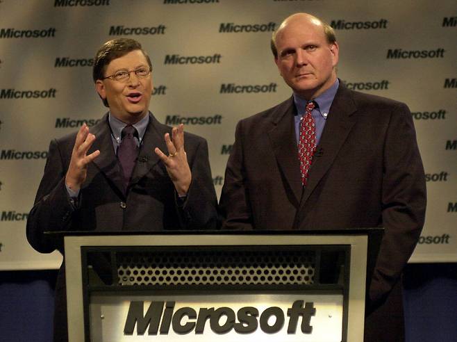 지난 2000년, 당시 MS 회장이었던 빌 게이츠(왼쪽)와 스티브 발머 사장 겸 CEO가 기자회견을 하고 있는 모습. / AP 연합뉴스