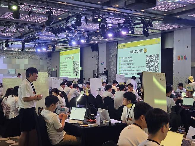 GS그룹은 3일 서울 강남구 인터컨티넨탈 코엑스 서울에서 임직원들이 팀을 짜 인공지능(AI) 등 첨단기술과 관련한 아이디어를 내고 이를 사업화하는 경연인 '2024 GS그룹 해커톤'을 개막했다고 밝혔다. / GS 제공