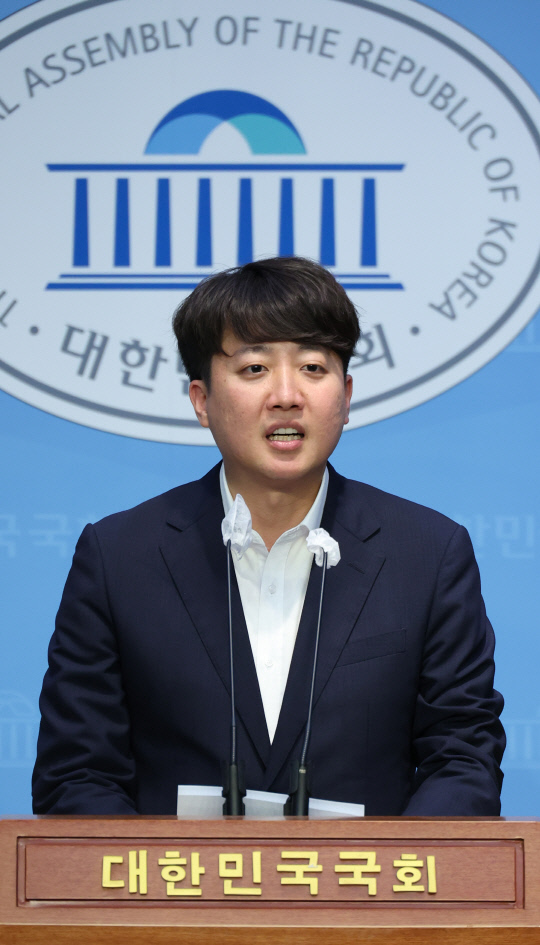 이준석 개혁신당 의원이 지난달 20일 국회에서 법안 관련 기자회견을 하고 있다.