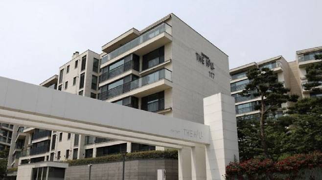 지난 5월29일에는 서울 용산구 한남동에 위치한 '한남더힐' 전용면적 59.686㎡가 32억원(5층)에 거래돼 전용면적 60㎡ 이하 소형 아파트 역대 최고가를 갈아치우기도 했다.ⓒ뉴시스