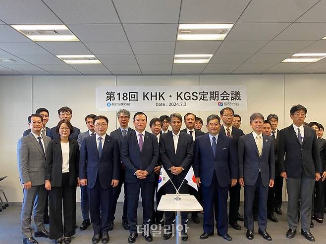 3일 박경국 한국가스안전공사 사장(앞줄 왼쪽에서 네번째) 과 곤도 켄치 일본고압가스보안협회  회장(앞줄 오른쪽에서 세번째)이 참여한 가운데 제18회 KGS-KHK 정기회의가 일본 도쿄에서 개최됐다.ⓒ가스안전공사