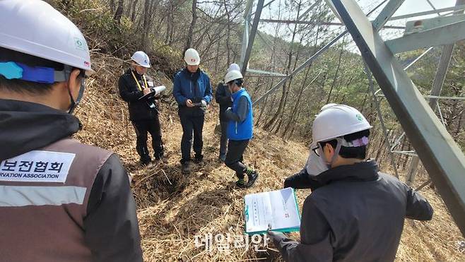 한국전력공사의 사외 전문기관 합동 철탑 특별진단 모습.ⓒ한전