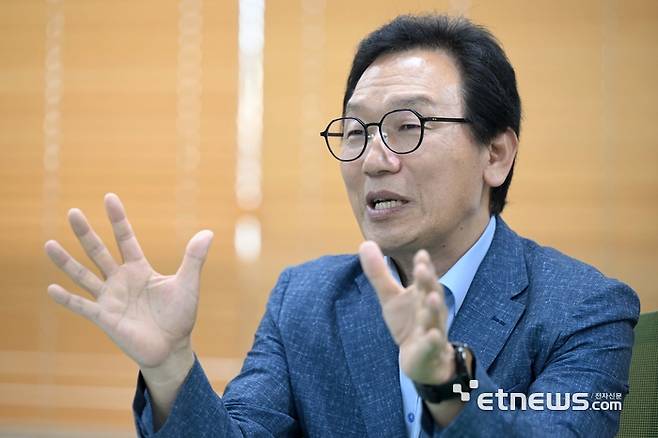 이상중 한국인터넷진흥원(KISA) 원장이 정보보안 산업 육성 전략에 대해 말하고 있다. 김민수기자 mskim@etnews.com