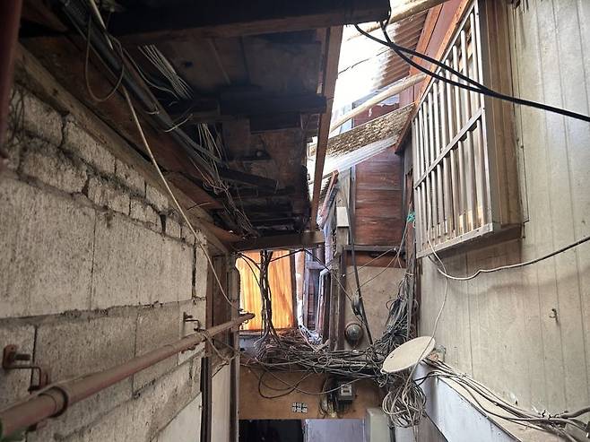 서울 동자동 쪽방촌의 목조건물에 낡은 전선이 어지럽게 설치돼 있다. 사진=강명연 기자