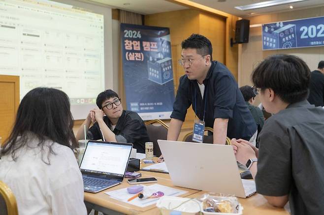 각 커리큘럼에 따라 전문가 멘토링을 통해 창업 과정을 지원했다 / 출처=IT동아