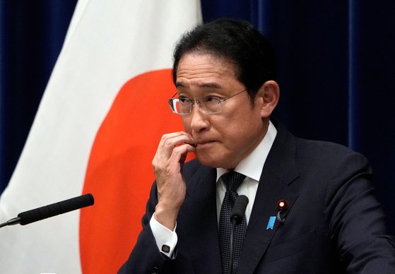 기시다 후미오 일본 총리가 6월 21일 기자회견 도중에 겸연쩍은 표정을 짓고 있다. 기시다 총리는 정치적으로 사면초가 상태다. REUTERS=연합뉴스