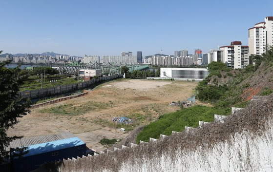 정부가 공공 사전청약을 도입 3년여 만에 중단하기로 했다. 5월14일 국토교통부와 한국토지주택공사(LH)에 따르면 자잿값 인상과 유물 발견 등의 여파로 제때 본청약에 돌입할 수 없는 단지가 늘면서 당첨자들의 전세 등 주거계획이 어긋나는 등 피해가 커질 수 있다고 판단해 공공 사전청약 신규 시행을 중단한다. 사진은 14일 서울의 한 공공주택 부지. 뉴스1