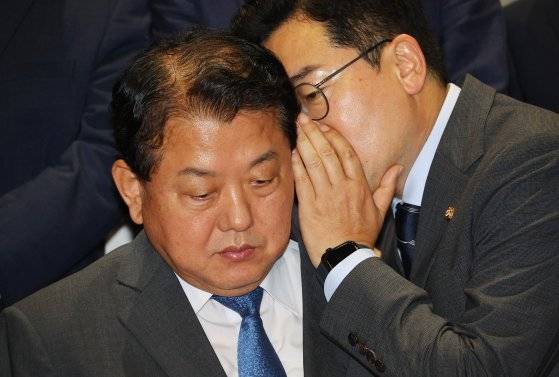 더불어민주당 박찬대 원내대표와 김병주 의원이 2일 저녁 국회에서 열린 의원총회를 마치고 나와 대화하고 있다. 연합뉴스