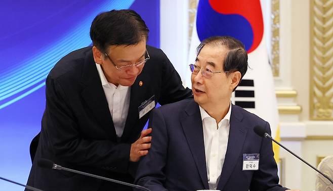 한덕수 국무총리가 3일 영빈관에서 열린 '하반기 경제정책방향 및 역동경제 로드맵 발표' 회의 전 최상목 경제부총리 겸 기획재정부 장관과 인사하고 있다. 대통령실사진기자단 중앙일보 김현동