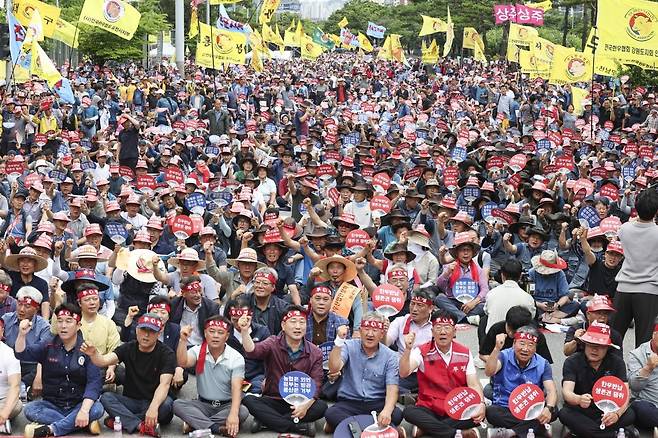 전국한우협회 회원들이 3일 오후 서울 영등포구 국회의사당역 앞에서 열린 한우산업 안정화 촉구 '한우반납 투쟁' 집회에서 구호를 외치고 있다.