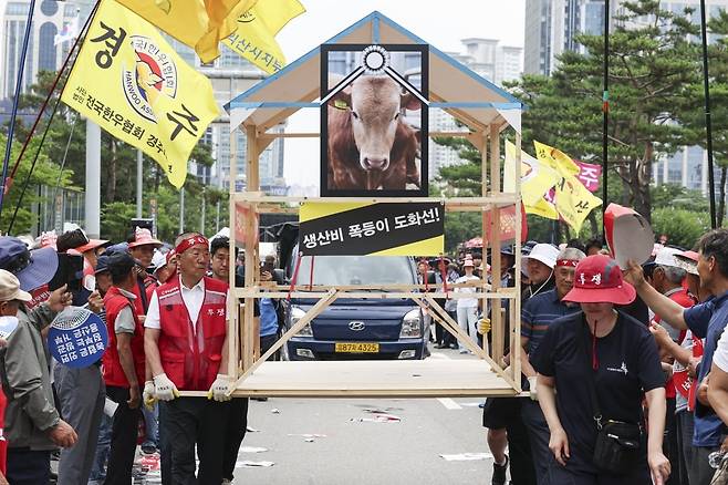 전국한우협회 회원들이 3일 오후 서울 영등포구 국회의사당역 앞에서 열린 한우산업 안정화 촉구 '한우반납 투쟁' 집회에서 퍼포먼스를 하고 있다.