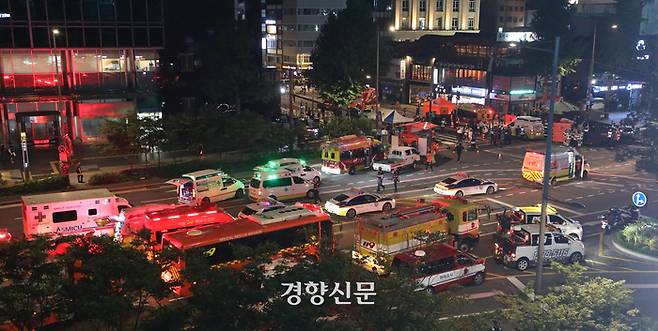 지난 1일 밤 서울 시청역 인근 교차로 인근에서 대형 교통사고가 발생, 경찰과 구조대원들이 현장을 수습하고 있다. 권도현 기자