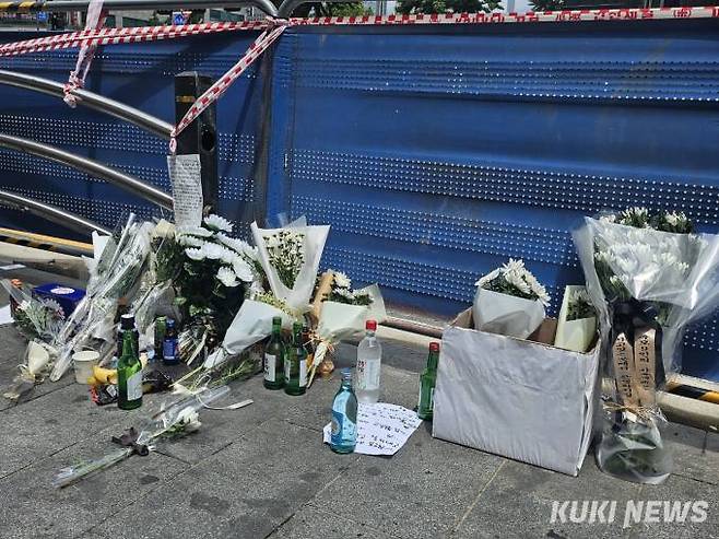 3일 서울 중구 시청역 교차로 인근에 교통사고 희생자들을 추모하는 국화가 놓여 있다. 사진=임지혜 기자