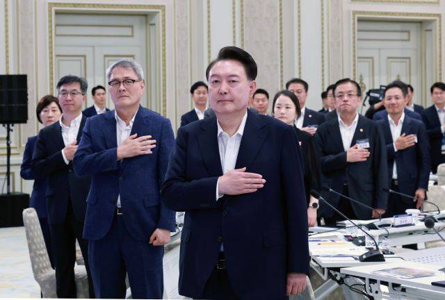 윤석열 대통령이 3일 서울 종로구 청와대 영빈관에서 열린 '하반기 경제정책방향 및 역동경제 로드맵 발표' 행사에서 국기에 경례하고 있다. 연합뉴스