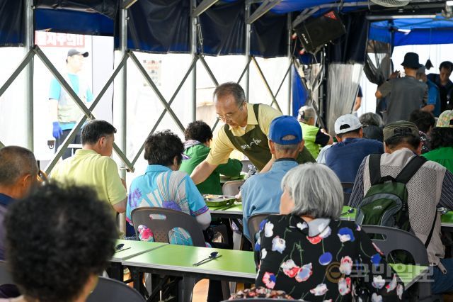 남포교회 봉사자가 무료급식소를 찾은 이들의 배식을 돕고 있다. 신석현 포토그래퍼