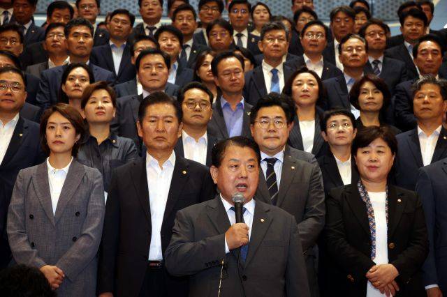 김병주 더불어민주당 의원이 2일 저녁 국회에서 긴급 의원총회를 마친 뒤 국민의힘 규탄 발언을 하고 있다. 뉴시스