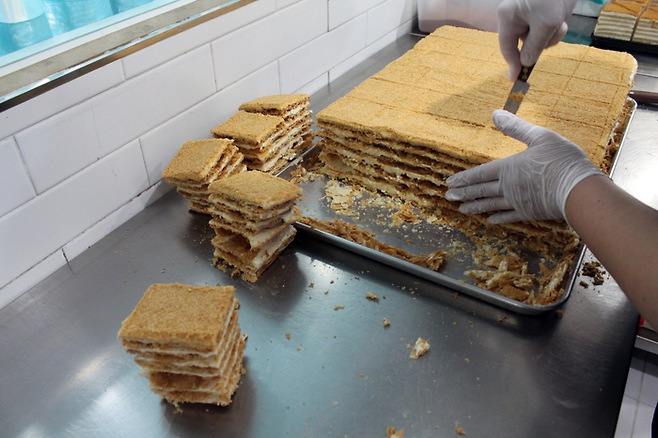 나폴레옹 케이크를 자르는 모습 / 사진=정세윤 여행+ 기자